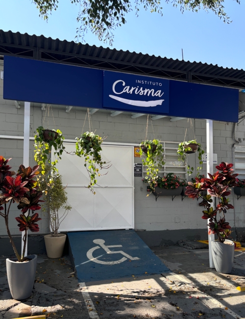Atividades com crianças e adolescentes no Instituto Carisma